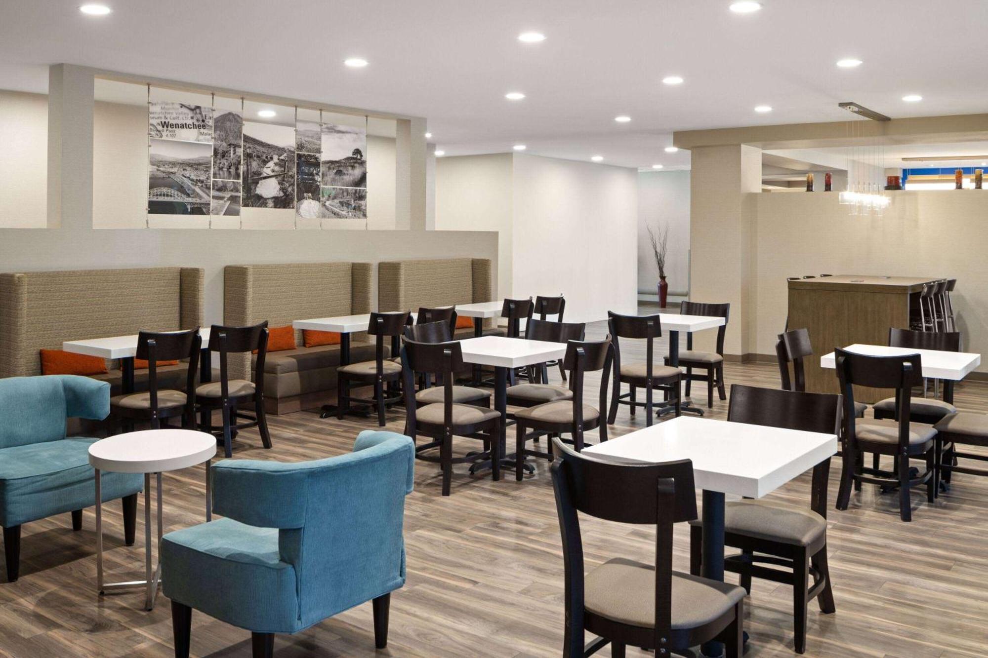 La Quinta Inn & Suites By Wyndham Wenatchee Bagian luar foto