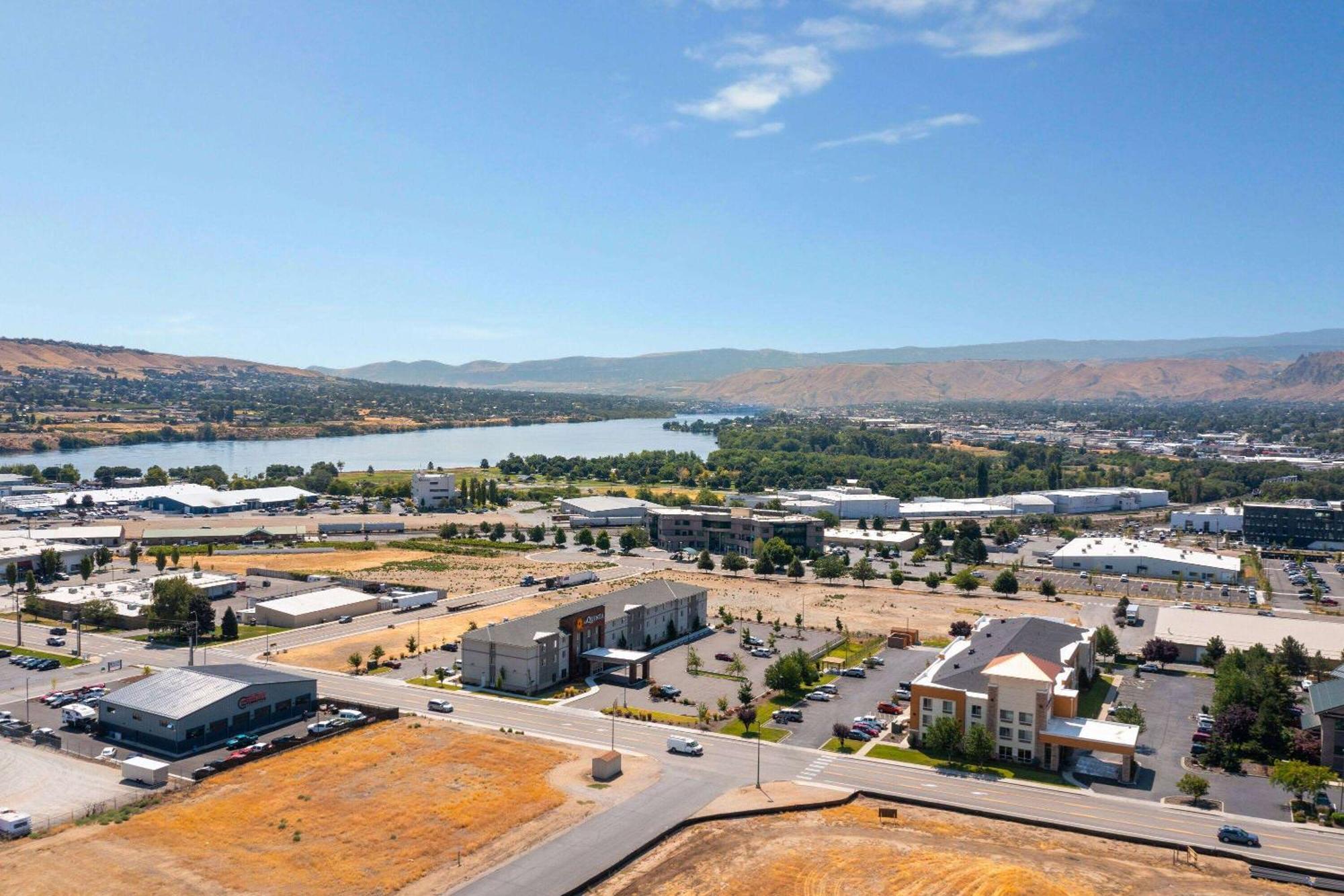 La Quinta Inn & Suites By Wyndham Wenatchee Bagian luar foto